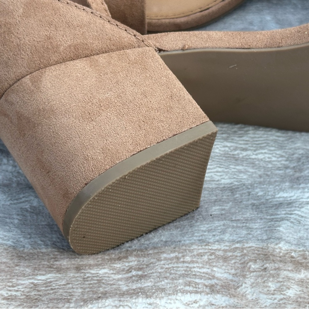 Candie's Tan Women's Sandals - Picture 3 of 4
